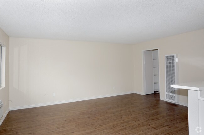 1BR, 1BA - 672 SF - Los Arcos Apartments