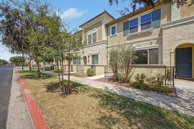 Photo - 1917 E Hampton Ln