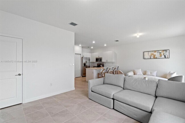 Photo - 541 NW 204th St