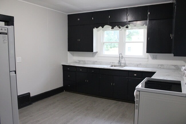 Photo - 605 E River Ave