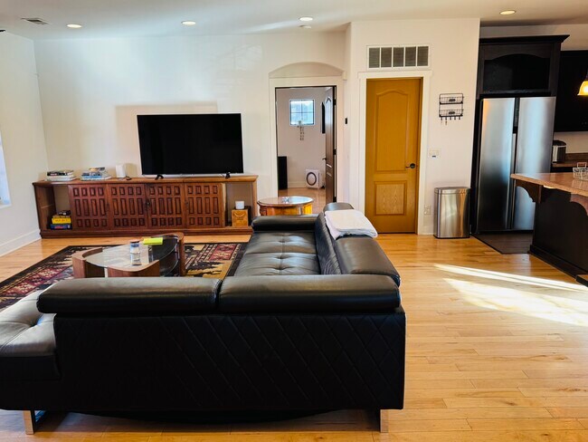 Photo - 412 Grove St SE