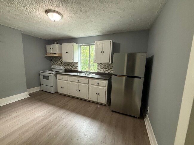 Building Photo - 215 Smith St NE Unit Apt A