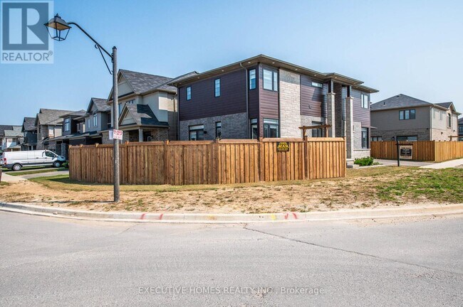 Photo - 183 Longboat Run W