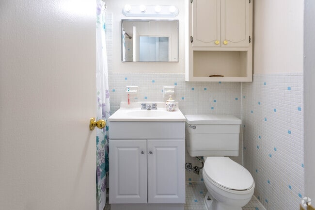 Studio, 1 BA - 600 SF