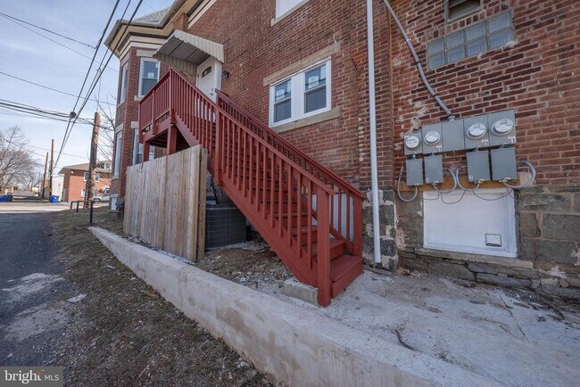 Photo - 122 E 3rd St