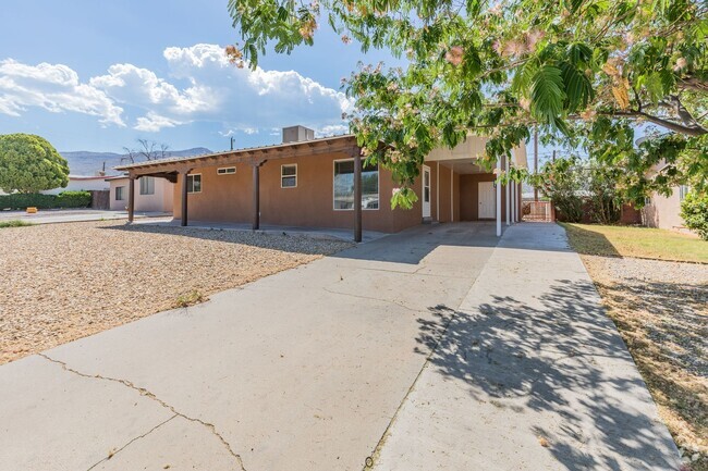 Building Photo - Beautiful 3 bedroom 1 bathroom home