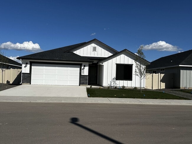 Building Photo - 4 bedroom, 2 bathroom, 2 car garage.