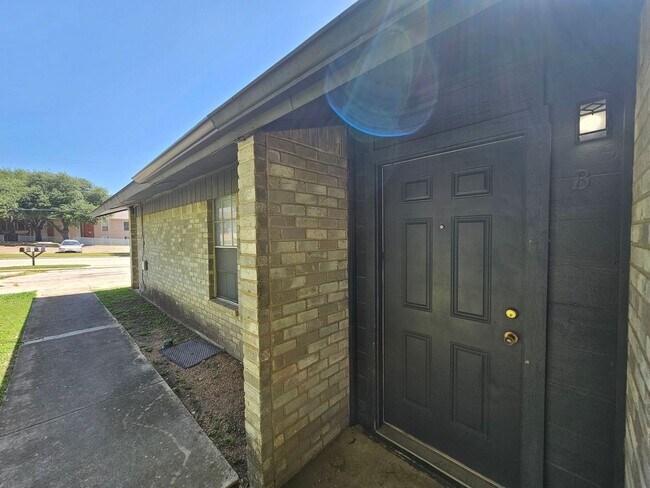 Photo - AVAILABLE NOW! Unit 2106 Wheeler Ave - B