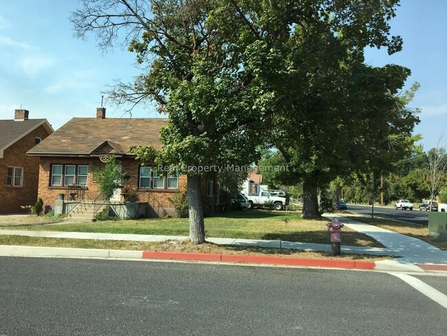 Building Photo - This adorable 4 bedroom 1 bath house! Pet Friendly! Available for immediate move in.