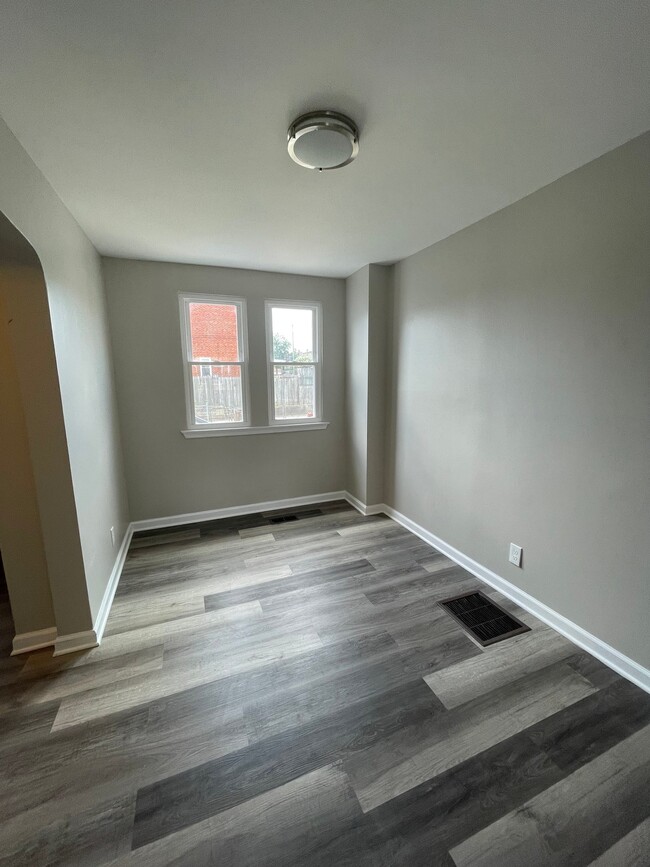 Photo - 332 Endsleigh Ave