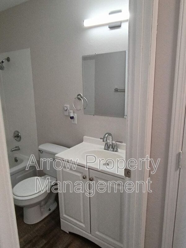 Photo - 515 E 7th St