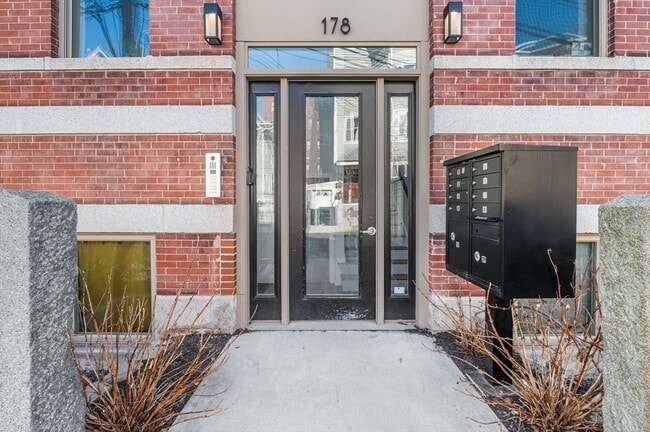 Building Photo - 178 Elm St Unit 6