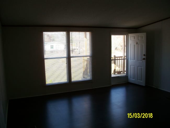 Photo - 387 Deanne Ln