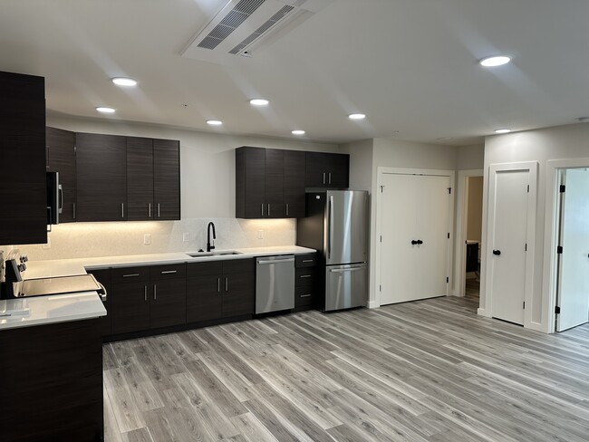 Building Photo - 290 Madison Ave N Unit 202