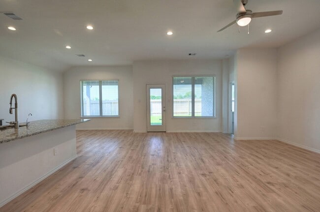 Photo - 31603 Zoe Pt