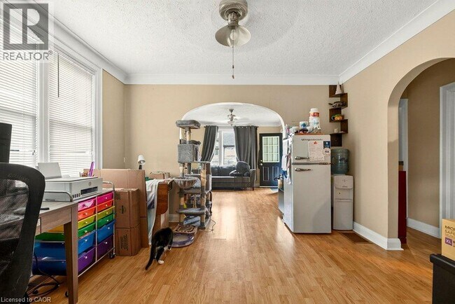 Photo - 66 Queen St S