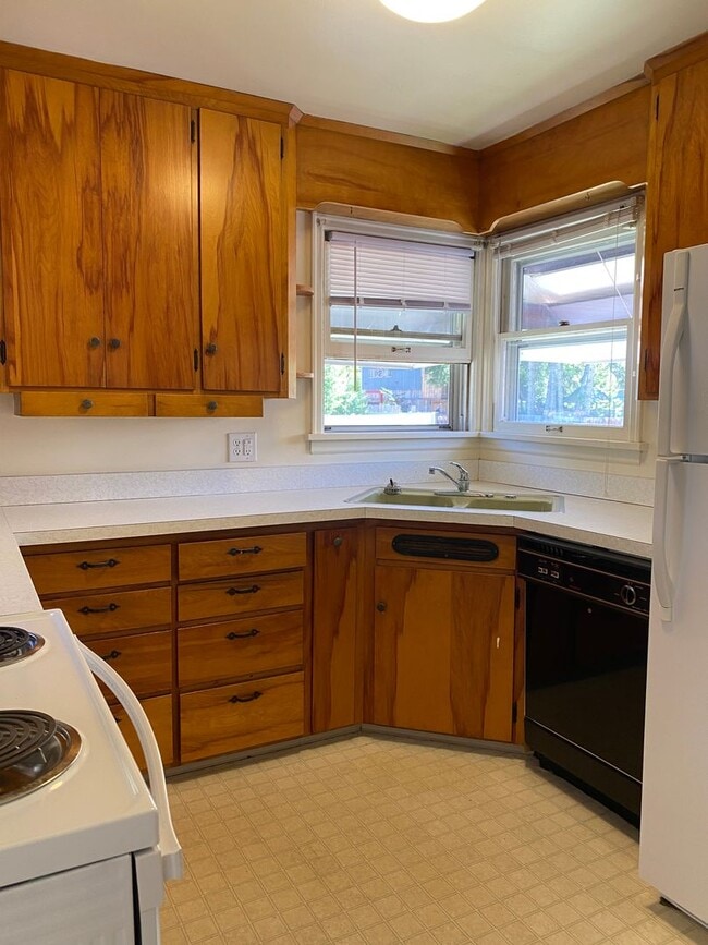 Photo - 2 WEEKS FREE WITH SIGNED LEASE Dog Friendl...