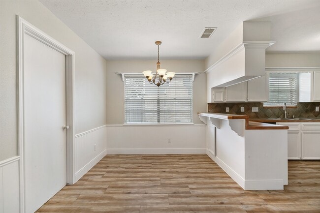 Building Photo - 25519 Many Oak Dr