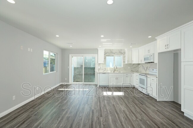 Photo - 604 W Lexington Dr