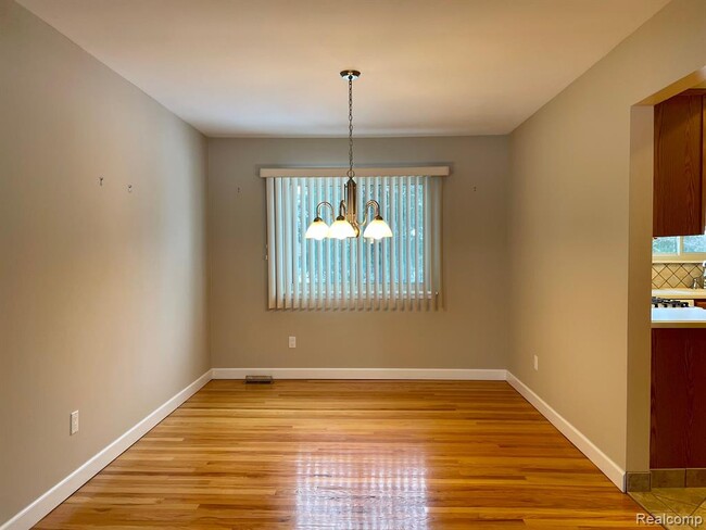 Photo - 4886 Hubbard