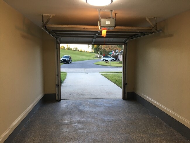 Garaje adosado y largo camino de entrada. - 101 Hibiscus Pl