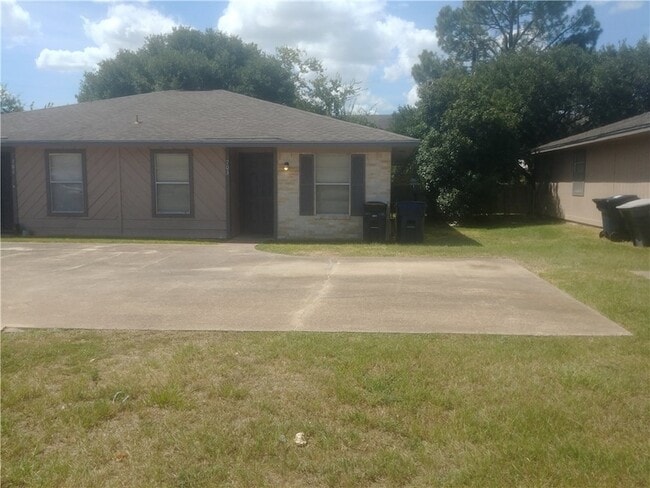 Building Photo - 703 San Saba Dr