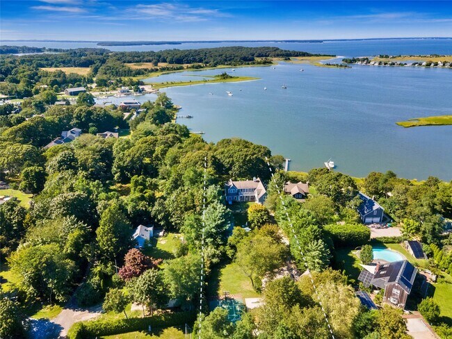 Photo - 203 Noyack Rd