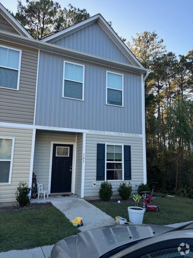 Building Photo - Beautiful 2 bedroom, 2.5 bath townhome Hol...