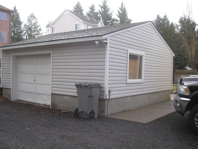 Photo - 4 Bd/2.5 Ba located on Pioneer Hill!