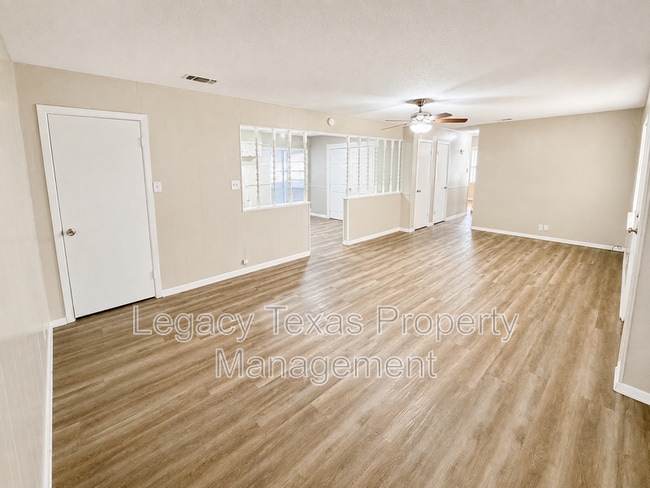 Photo - 1902 Joslin St