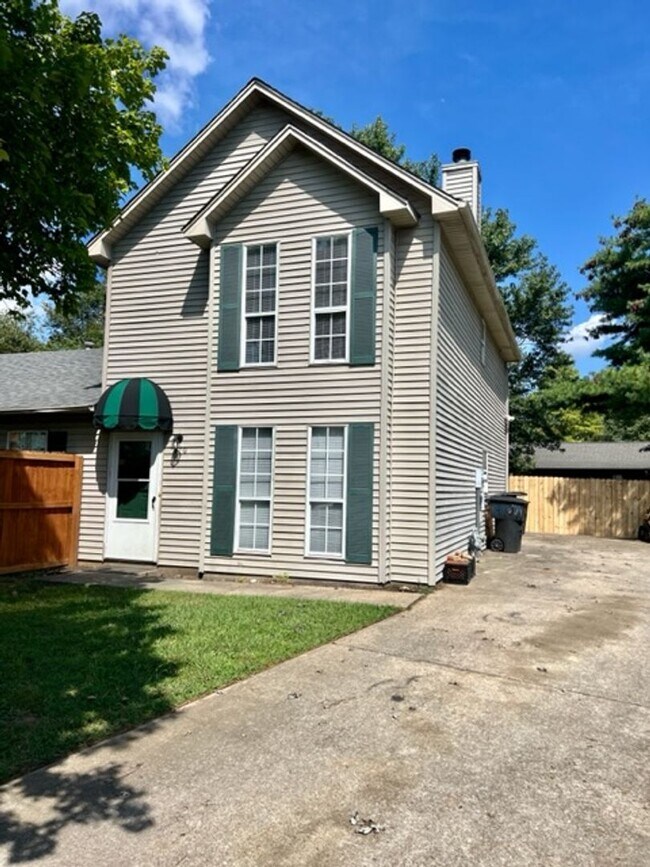 Photo - 2 Bed/1.5 Bath Towhome on Cul-De-Sac, *Backyard Privacy Fence*