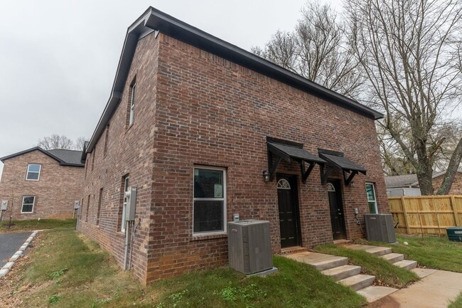Building Photo - 1346 N Porter Rd