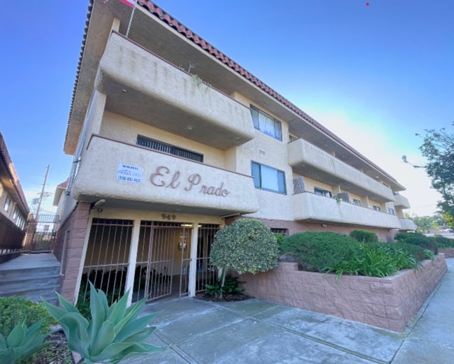 Building Photo - 949 W 26th St Unit 204