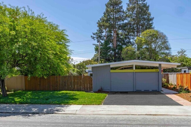 Building Photo - 728 Seminole Way