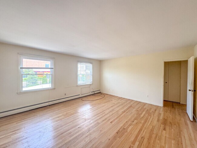 Building Photo - Blake Gardens Unit 21 Farnham Ave - 9 Rental