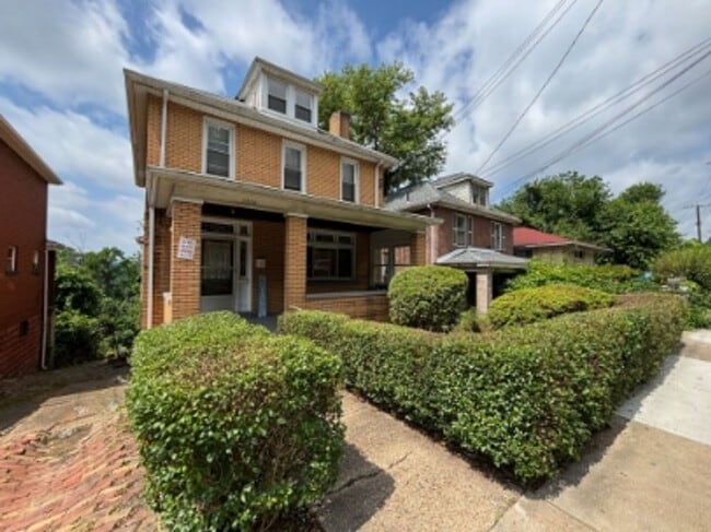 Building Photo - 2728 Woodstock Ave