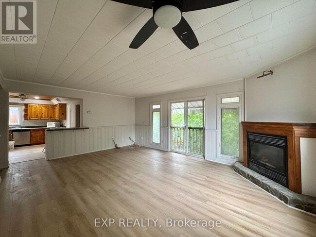 Photo - 112 Baseline Rd E