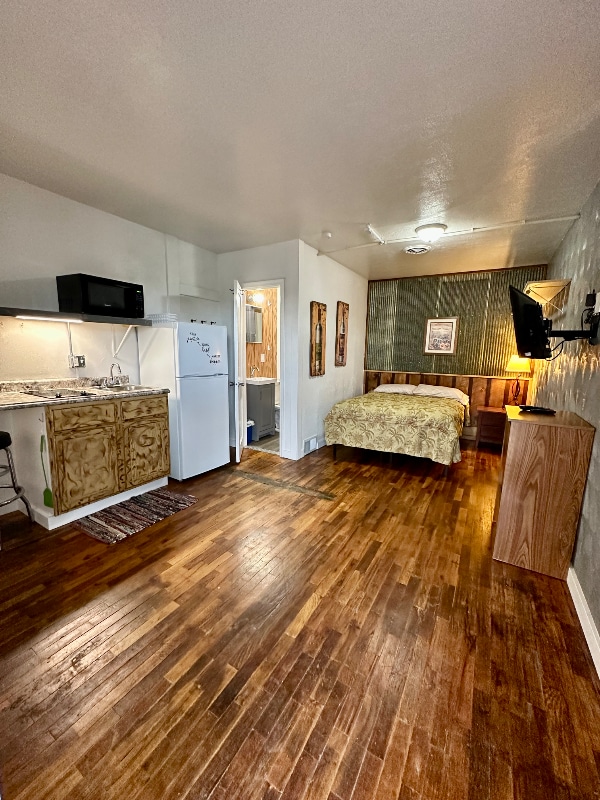 Photo - 210 E North St