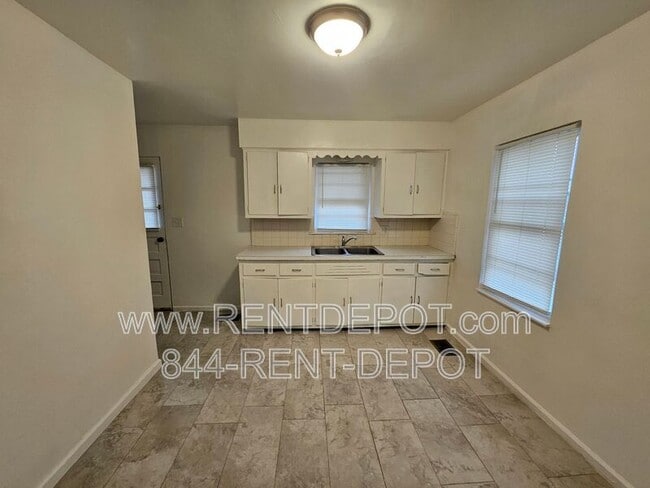 Photo - 1528 SE Riverside Dr