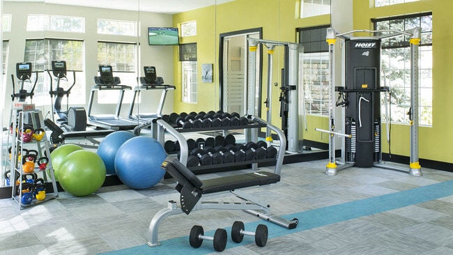 Gimnasio abierto las 24 horas en la comunidad de apartamentos en la estación Griffis Belleview de Denver, Colorado.