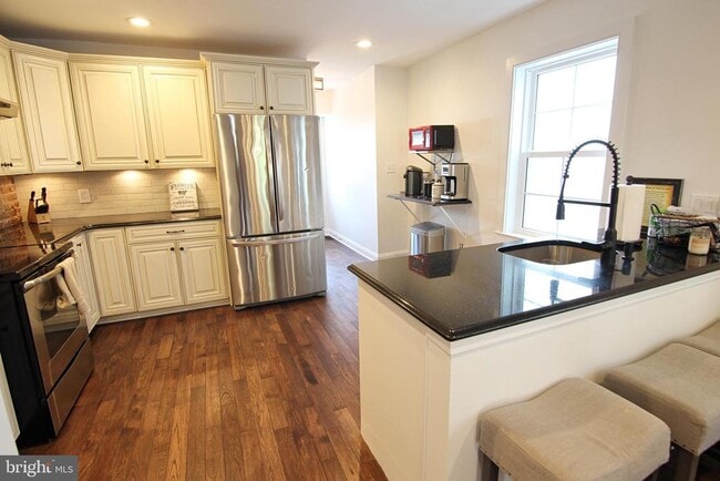 Photo - 154 Wood St