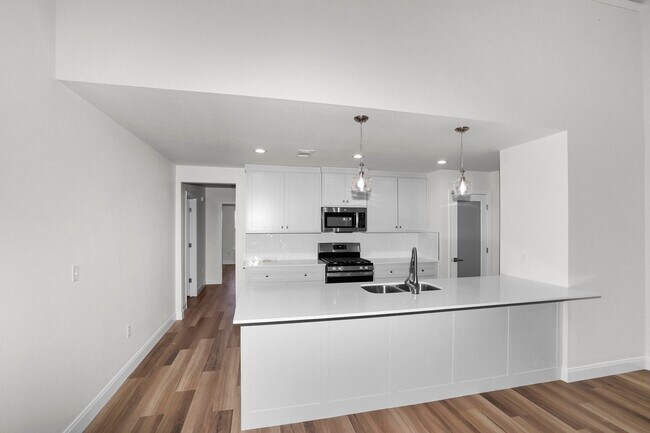 Photo - 7624 Woodford Ave