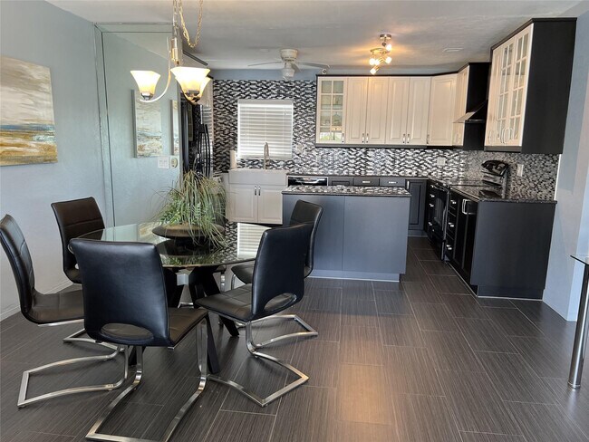 Photo - 999 N Riverside Dr Unidad 9