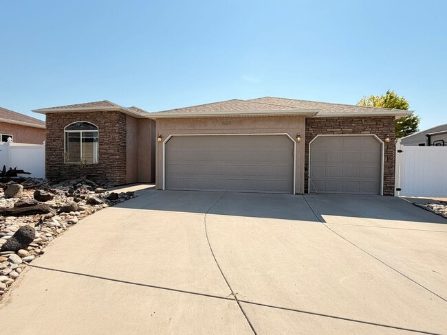 Building Photo - GORGEOUS 3Bed 2Bath 3Car Garage in NorthEast GJ!!!!!