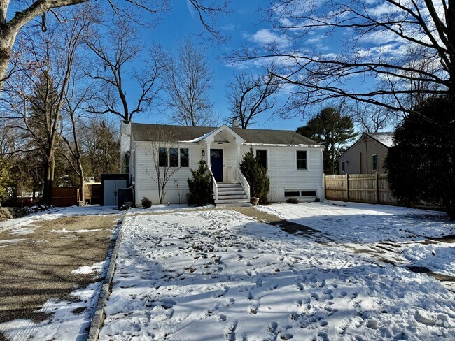 Building Photo - 23 Sleepyhollow Dr Rental