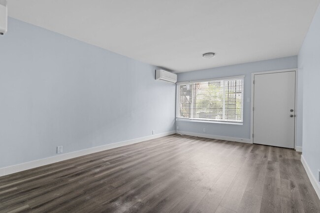 935-937 N Washington Place - 935-937 N Washington Place Apartment Unit 935-01