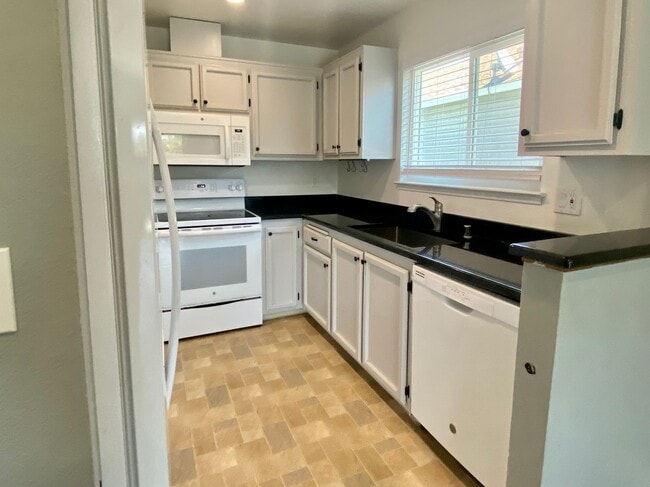Photo - 205 Almondtree Ln
