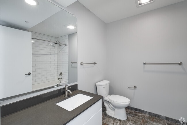 Baño - Nelson Kohl Apartments