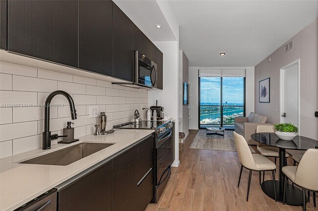 Photo - 398 NE 5th St Unidad #4511