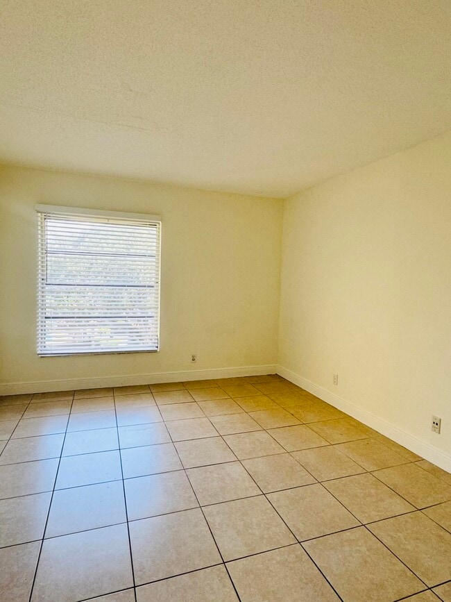 Photo - 480 NW 20th St Unidad 3020